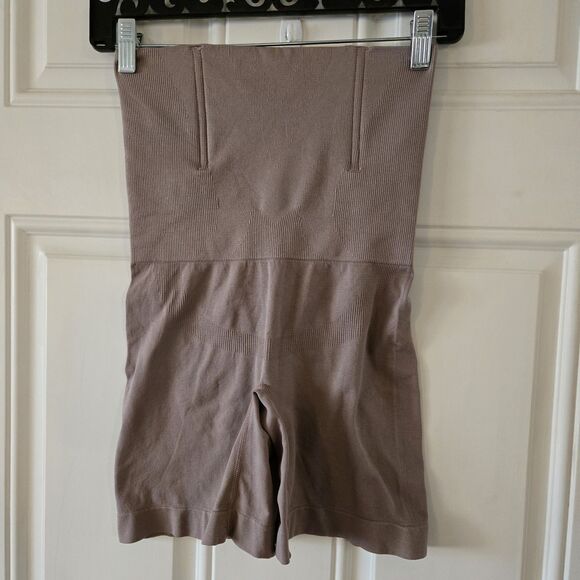 Shapewear OnCore High Waisted Body Sculpting Shorts Undergarment Slimming Size L - Picture 2 of 5